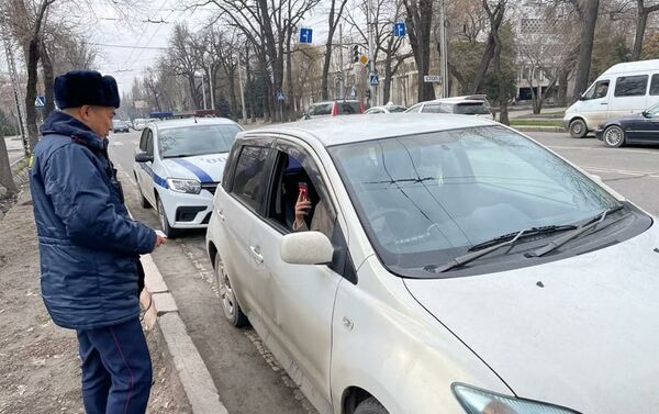 Сотрудники Управления патрульной службы милиции Бишкека поздравили женщин-водителей с 8 Марта - Sputnik Кыргызстан
