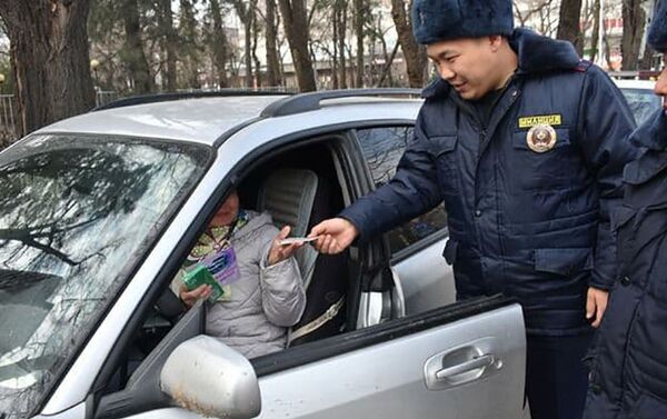 Пресс-секретарь УПСМ Байказы Айтикул уулу отметил, что водителей останавливали, дарили им шоколад и открытки, читали стихотворения и говорили приятные пожелания - Sputnik Кыргызстан