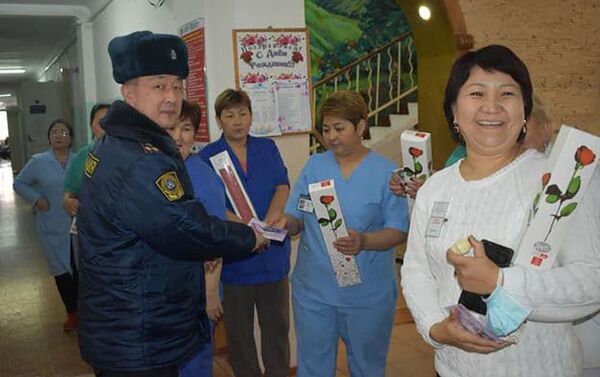 Кроме того, инспекторы поздравили ветеранов и сотрудниц милиции, а также посетили с подарками социальные учреждения - Sputnik Кыргызстан