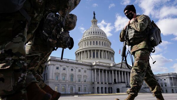 Солдаты Национальной гвардии проходят мимо Капитолия в Вашингтоне, США - Sputnik Кыргызстан