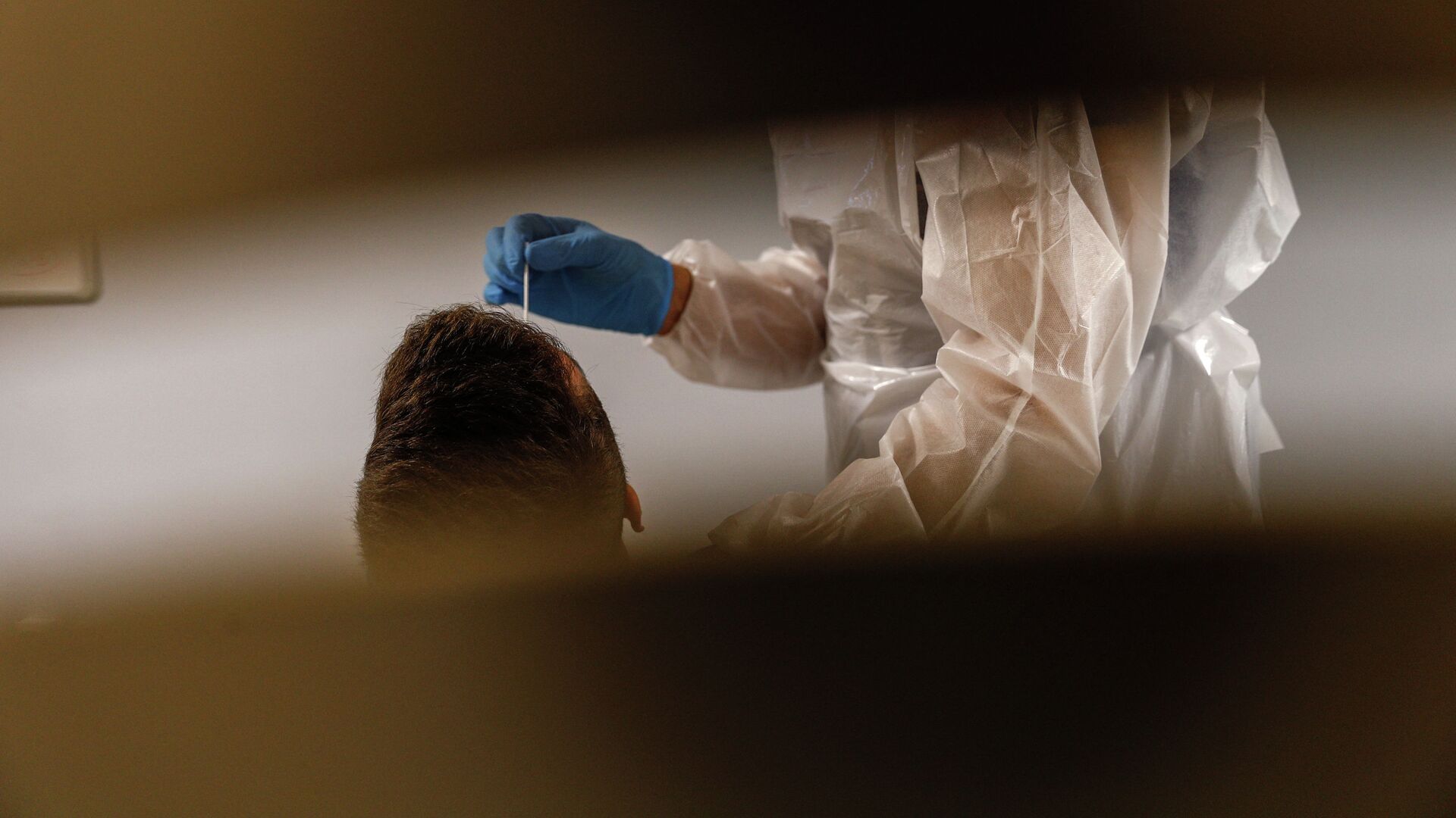 Медик берет образец из носа с мазком у у человека. Архивное фото - Sputnik Кыргызстан, 1920, 20.03.2022