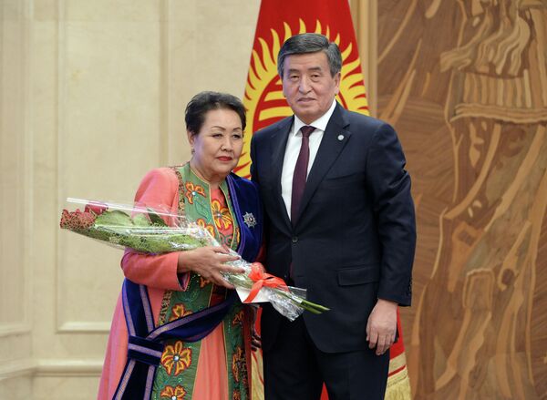 Орден Манаса II степени Токтакуновой вручил президент Сооронбай Жээнбеков в сентябре 2019 года - Sputnik Кыргызстан