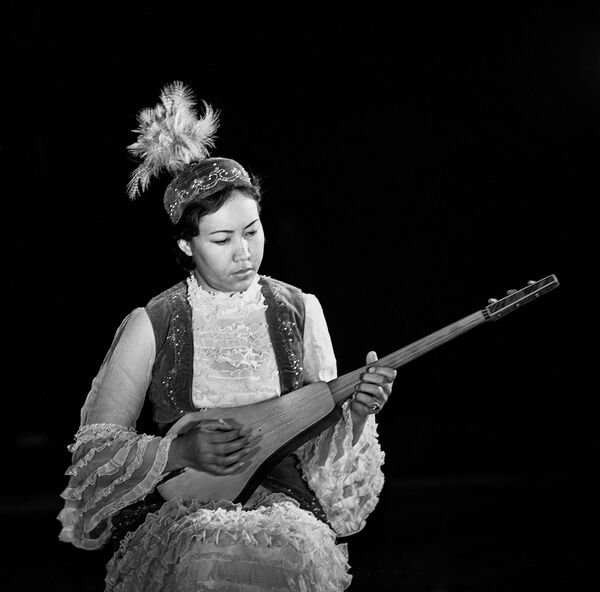 Токтакунова во время съемок фильма Геннадия Базарова Сказ об искусстве, 1967 год - Sputnik Кыргызстан