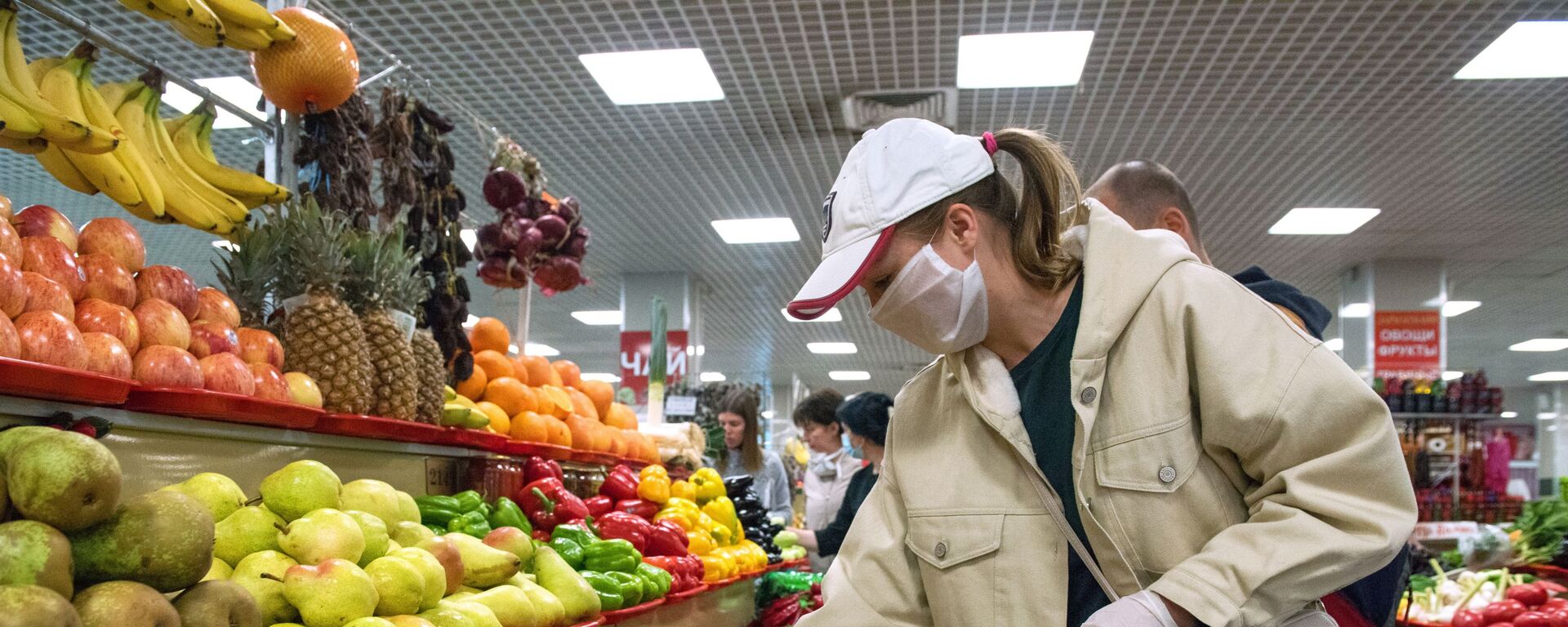 Женщина выбирает фрукты в супермаркете. Архивное фото - Sputnik Кыргызстан, 1920, 19.09.2025