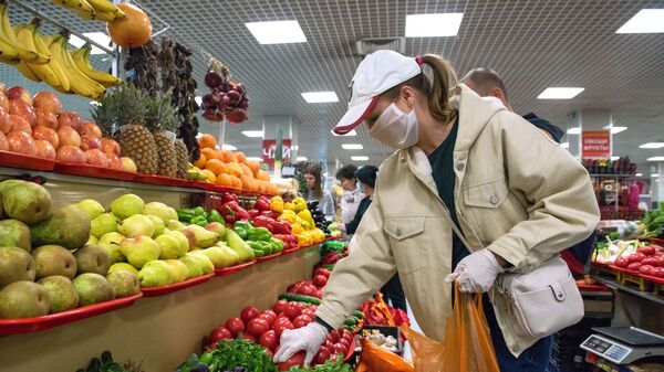 Женщина выбирает фрукты в супермаркете. Архивное фото - Sputnik Кыргызстан
