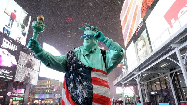Мужчина в костюме Статуи Свободы и покрытый флагом США на Таймс-сквер в Нью-Йорке. Архивное фото - Sputnik Кыргызстан