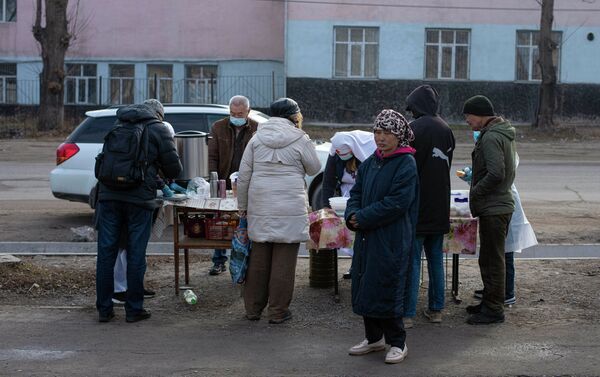 Она призналась, что волонтерскому движению требуется помощь. - Sputnik Кыргызстан