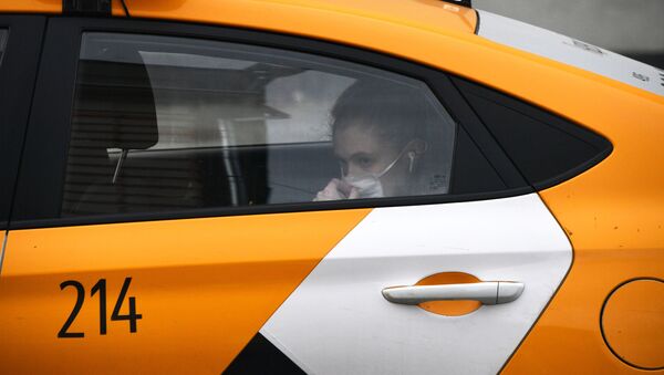 Девушка в маске в такси. Архивное фото - Sputnik Кыргызстан
