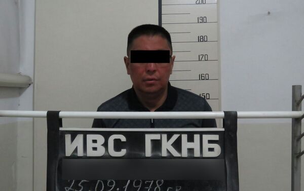 Во время расследования уголовного дела по задержанию одного из руководителей правоохранительного органа, ГКНБ получил данные, что отдельные лица представились от имени руководства спецслужбы и получили от родственников подозреваемого указанную сумму за положительное решение расследуемого уголовного дела - Sputnik Кыргызстан
