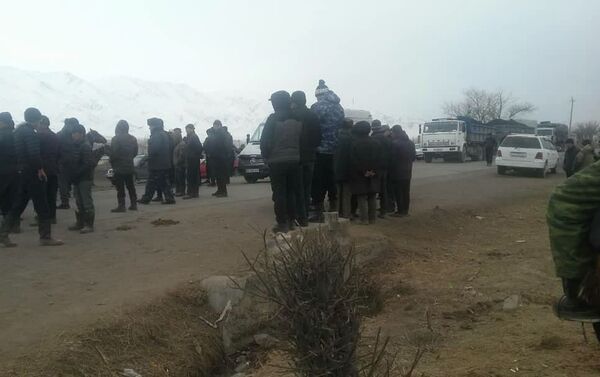 Отмечается, что люди собрались в районе села Доскулу на трассе Суусамыр — Джумгал — Кочкор - Sputnik Кыргызстан