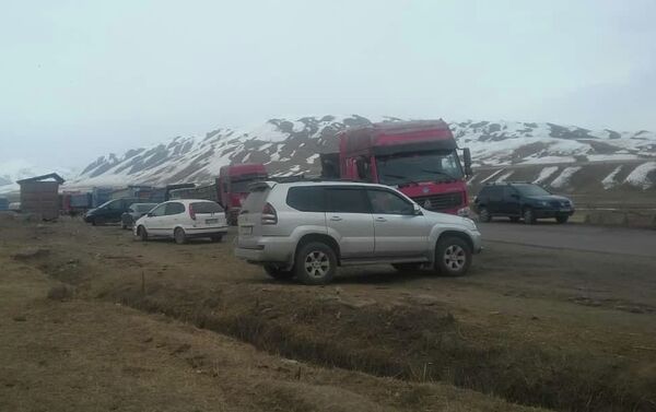 Они недовольны состоянием дорог из-за проезда большегрузных машин и требуют качественного ремонта - Sputnik Кыргызстан