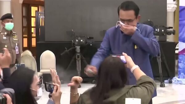 Премьер Таиланда обрызгал журналистов антисептиком — не понравился вопрос. Видео - Sputnik Кыргызстан