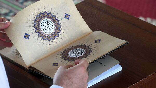 Коран в руках муфтия. Архивное фото - Sputnik Кыргызстан