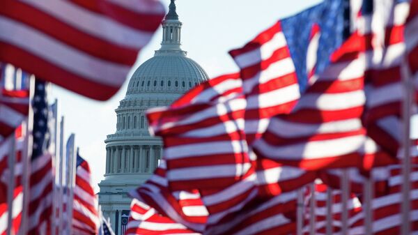 Флаги США перед зданием Капитолия в Вашингтоне. Архивное фото - Sputnik Кыргызстан