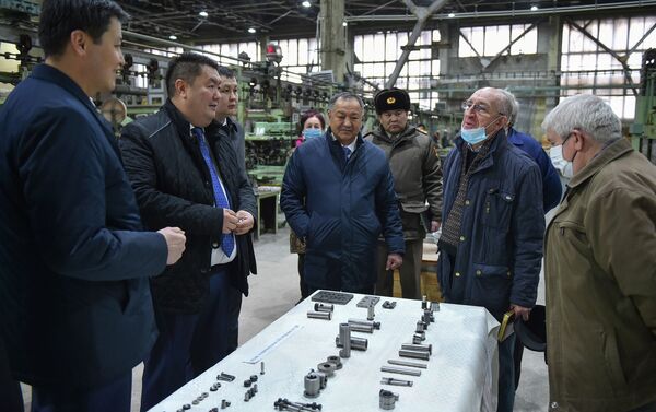 Премьер-министр Улукбек Марипов посетил госпредприятие Бишкекский штамповочный завод - Sputnik Кыргызстан