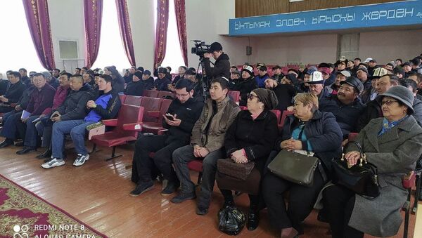 Руководители Джумгальского района, области и Минтранса провели встречу с митинговавшими жителями - Sputnik Кыргызстан