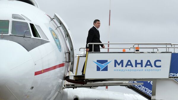 Президент Садыр Жапаров выходит из самолета. Архивное фото - Sputnik Кыргызстан