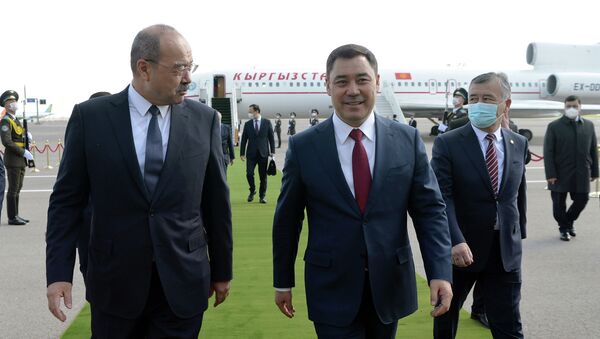 В международном аэропорту Ташкента Главу государства встретил Премьер-министр Узбекистана Абдулла Арипов - Sputnik Кыргызстан