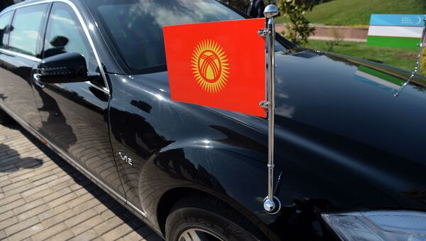 Флаг Кыргызстана на автомобиле кортежа. Архивное фото - Sputnik Кыргызстан