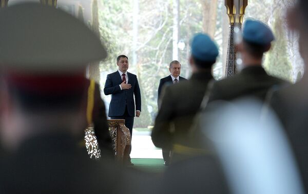 После прослушивания гимнов двух стран главы государств обошли строй роты почетного караула - Sputnik Кыргызстан