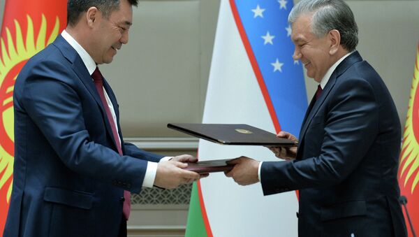 Президент Садыр Жапаров и президент Шавкат Мирзиёев во время подписания документов - Sputnik Кыргызстан