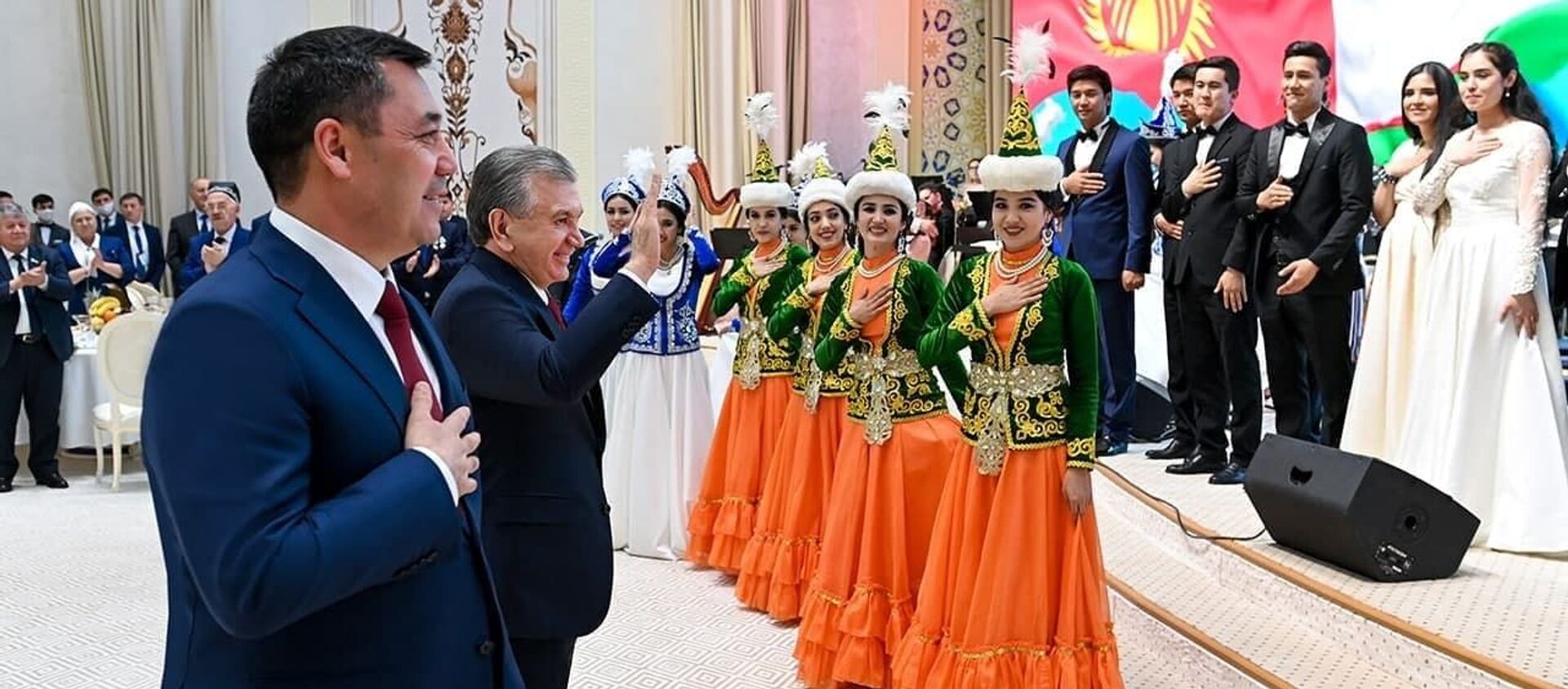 Президент Узбекистана Шавкат Мирзиёев устроил официальный прием в честь визита президента Кыргызстана Садыра Жапарова - Sputnik Кыргызстан, 1920, 12.03.2021