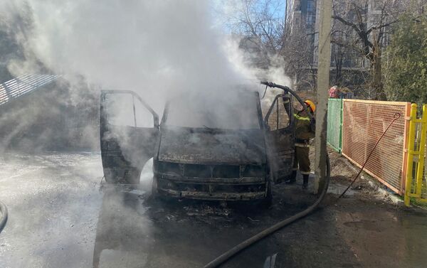 В районе торгового центра Bishkek Park в Бишкеке горит автомобиль, сообщила пресс-служба МЧС - Sputnik Кыргызстан