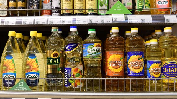 Бутылки с растительным маслом на полке магазина. Архивное фото - Sputnik Кыргызстан