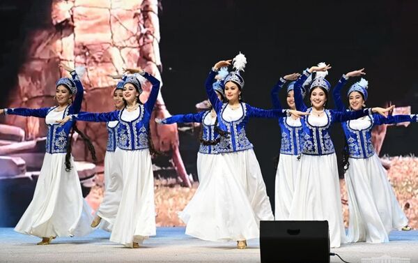 Танцевальный номер на официальном приеме в честь визита президента Кыргызстана в Узбекистане - Sputnik Кыргызстан