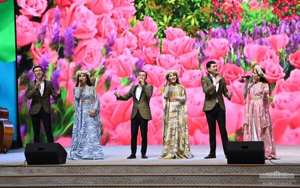 Певцы на официальном приеме в честь визита президента Кыргызстана в Узбекистане - Sputnik Кыргызстан