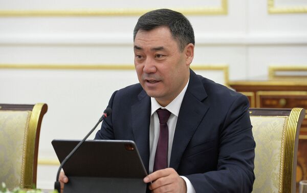 На встрече со спикером Законодательной палаты Исмоиловым президент КР выразил надежду, что перенесенные из-за пандемии мероприятия, в том числе третье заседание межпарламентской комиссии по сотрудничеству, состоятся в ближайшее время - Sputnik Кыргызстан
