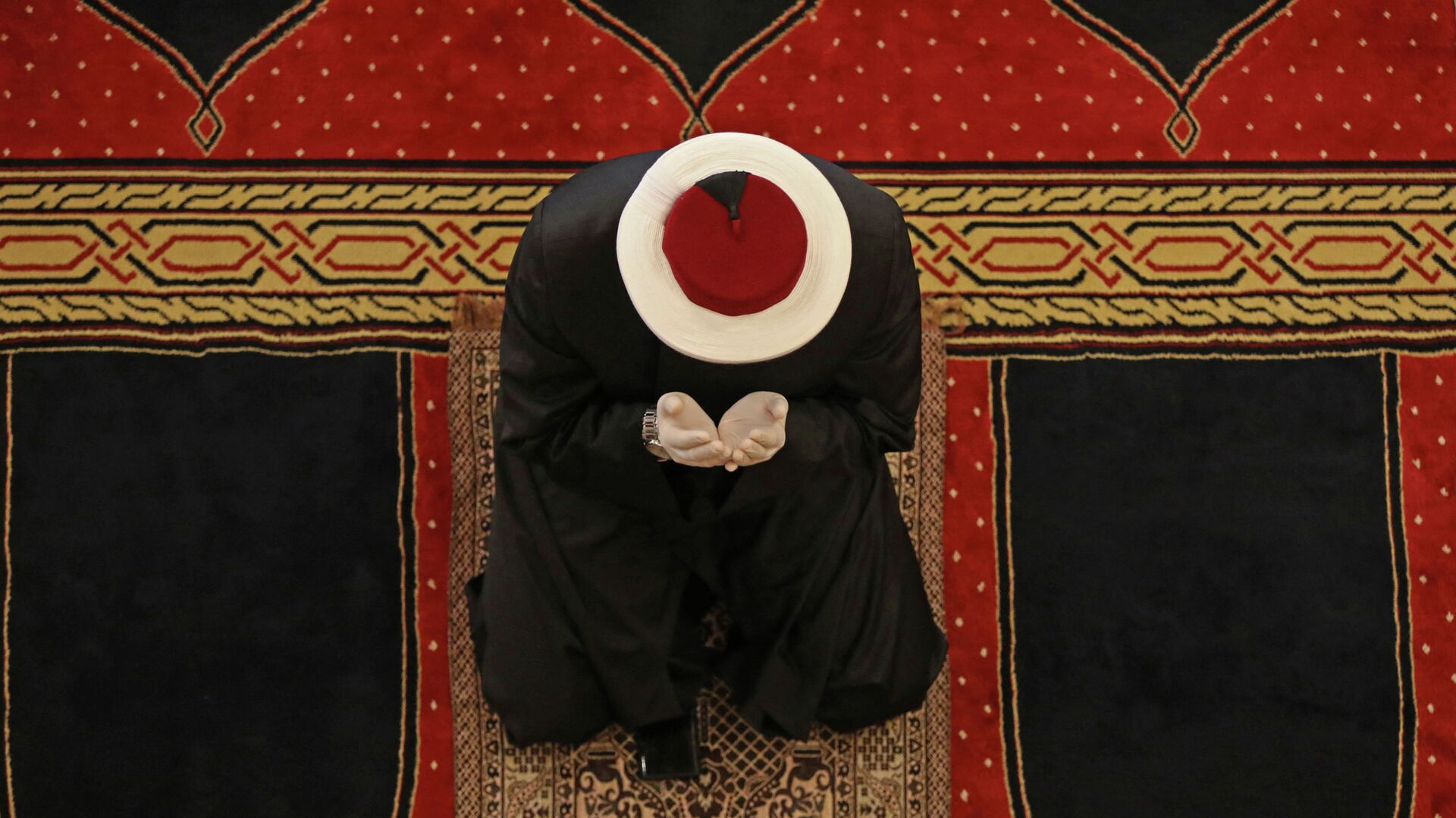 Священнослужитель в перчатках молится в мечети. Архивное фото - Sputnik Кыргызстан, 1920, 12.03.2021
