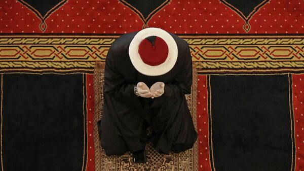 Священнослужитель во время молитвы. Архивное фото - Sputnik Кыргызстан