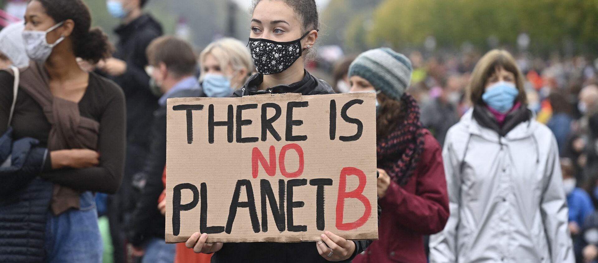 Девушка с плакатом перед Бранденбургскими воротами во время демонстрации климатических активистов в Берлине (Германия) - Sputnik Кыргызстан, 1920, 12.03.2021