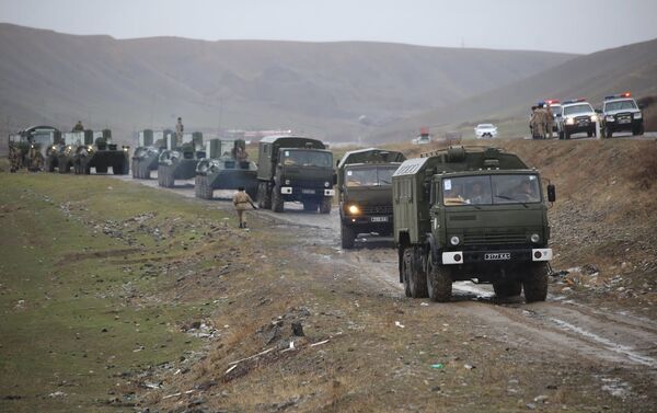 В маневрах будут задействованы около двух тысяч человек, 100 единиц автомобильной, бронетанковой и специальной техники, до 20 единиц артиллерийских систем, до 10 единиц авиационной техники - Sputnik Кыргызстан