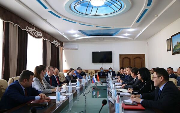 Первый вице-мэр города Ош Замир Юсупов провел встречу с делегацией - Sputnik Кыргызстан