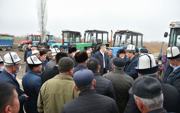 Премьер-министр Улукбек Марипов на встрече с фермерами Араванского района рассказал, что одна из главных проблем на сегодня — большая доля импортной продукции на отечественном рынке - Sputnik Кыргызстан