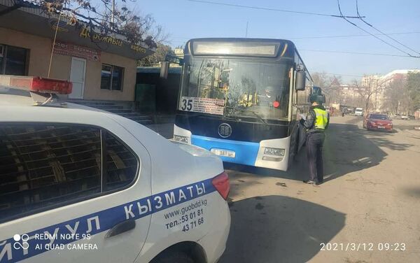 УПСМ определило и другого водителя автобуса, который нарушает ПДД: на машину выписали 136 штрафов, 68 постановлений передано владельцу - Sputnik Кыргызстан