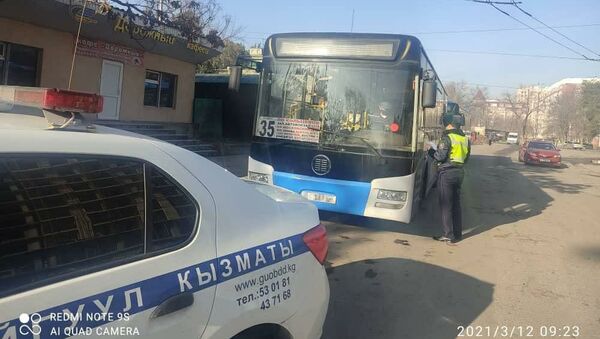 В Бишкеке два пассажирских автобуса попали на штрафстоянку из-за несвоевременной уплаты водителями штрафов за нарушения - Sputnik Кыргызстан