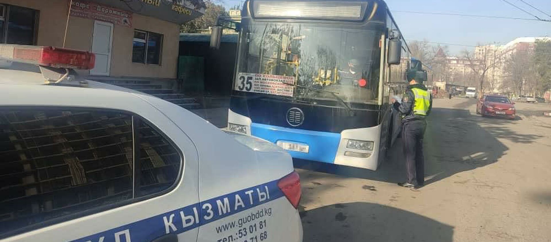 В Бишкеке два пассажирских автобуса попали на штрафстоянку из-за несвоевременной уплаты водителями штрафов за нарушения - Sputnik Кыргызстан, 1920, 14.03.2021