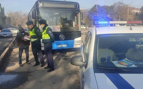 В Управлении патрульной службы милиции проверили транспорт и выяснили, что на него выписано 164 штрафов, 72 постановления доставлены владельцу - Sputnik Кыргызстан