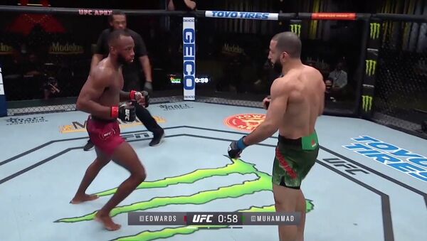 Главный бой сорвался из-за запрещенного удара — моменты турнира UFC в Лас-Вегасе - Sputnik Кыргызстан
