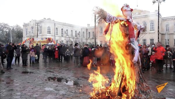 Как в центре Бишкека сожгли чучело — видео празднования Масленицы - Sputnik Кыргызстан