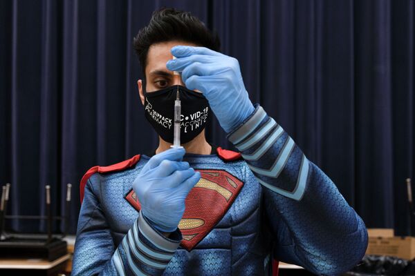 АКШнын Пенсильвания штатында коронавируска каршы вакцинаны бейтапка саюуга даярданып жаткан медик Супермендин костюмун кийип алды - Sputnik Кыргызстан