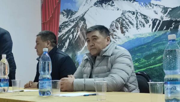 Глава ГКНБ Камчыбек Ташиев на встрече с жителями приграничного села Самаркандек Баткенской области - Sputnik Кыргызстан