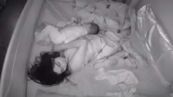 Малыш ночью ползал по уснувшей рядом маме — видео умилило соцсети - Sputnik Кыргызстан