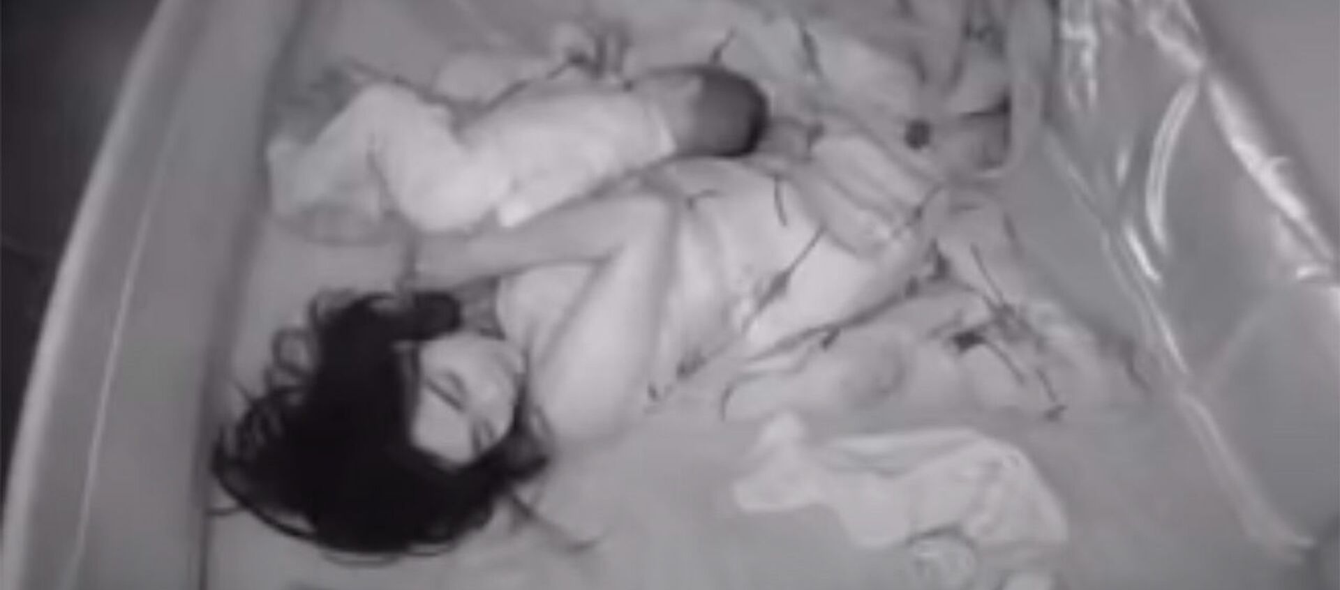 Малыш ночью ползал по уснувшей рядом маме — видео умилило соцсети - Sputnik Кыргызстан, 1920, 15.03.2021