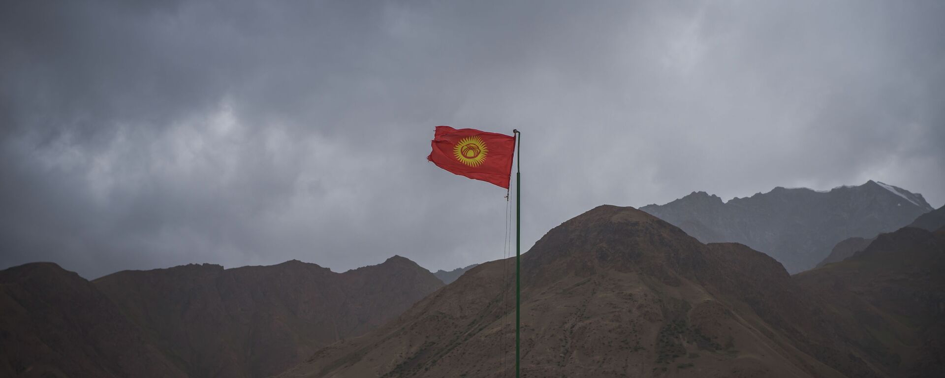 Флаг Кыргызстана на пограничной заставе. Архивное фото - Sputnik Кыргызстан, 1920, 19.09.2022