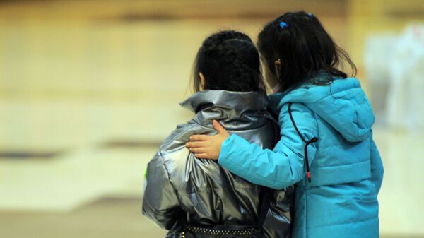 Девочки в Бишкекском аэропорту Манас после возвращения на родину из Ирака - Sputnik Кыргызстан