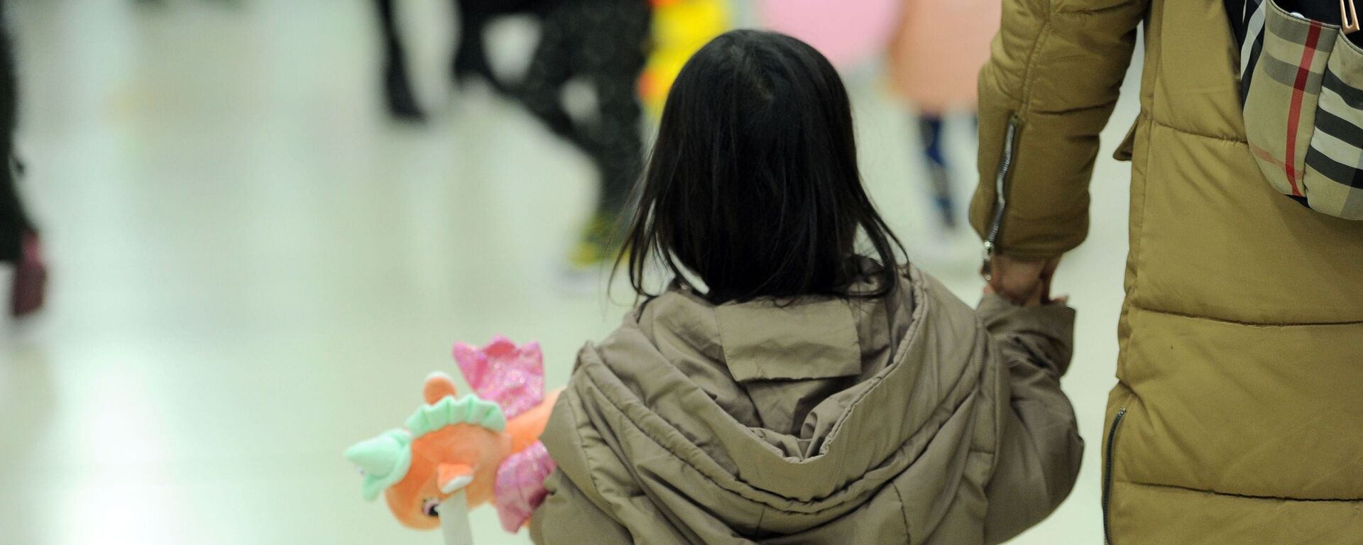 Кызын жетелеп бараткан аял. Архив - Sputnik Кыргызстан, 1920, 19.01.2023